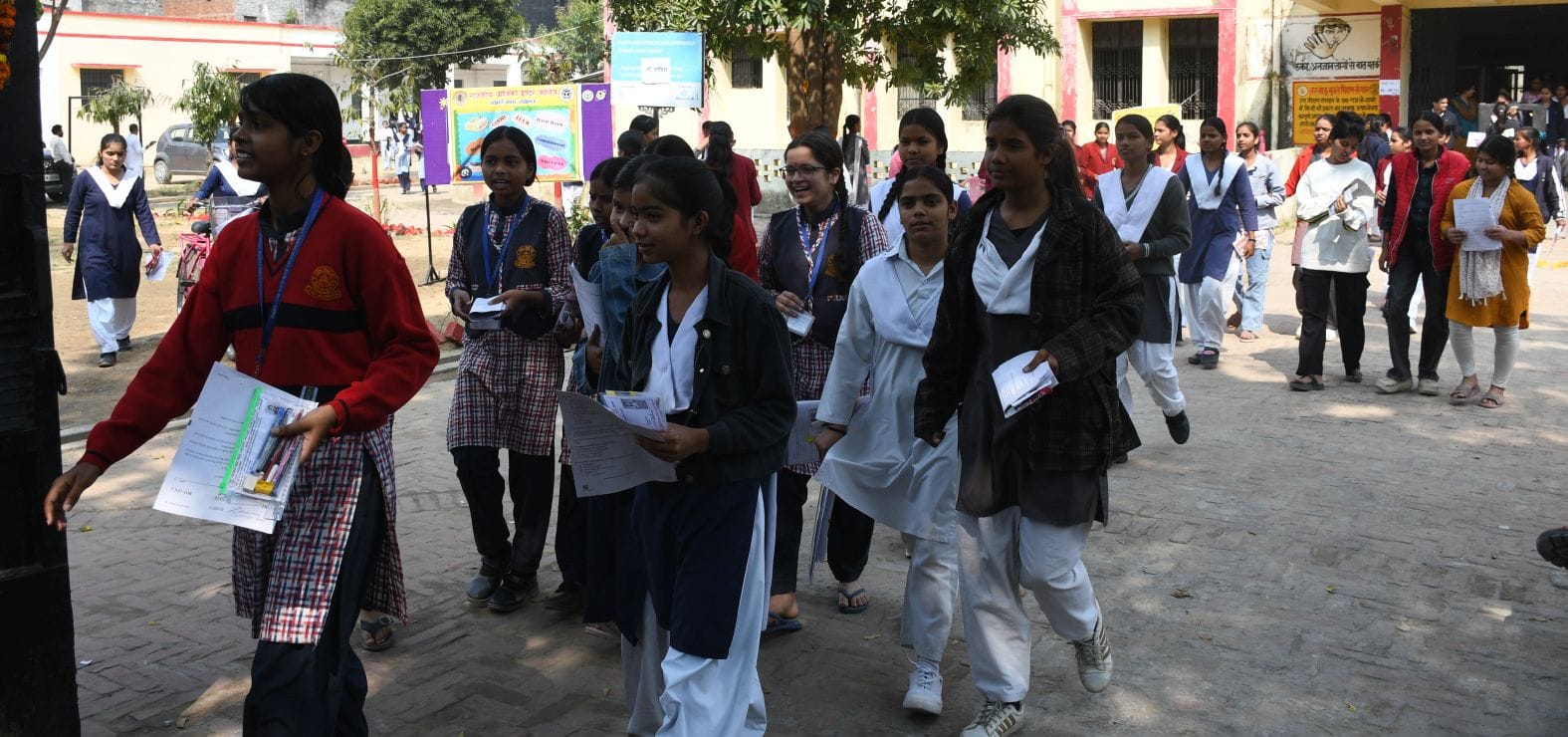 बोर्ड एग्जाम के बाद परीक्षार्थी। बोर्ड एग्जाम के बाद परीक्षार्थी।