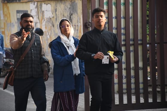 बोर्ड एग्जाम के बाद परीक्षार्थी। बोर्ड एग्जाम के बाद परीक्षार्थी।