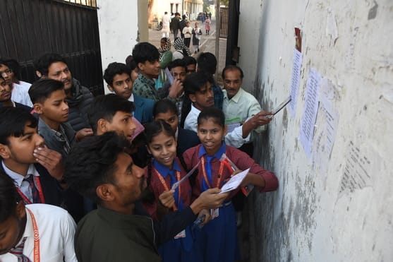 बोर्ड एग्जाम के बाद परीक्षार्थी। बोर्ड एग्जाम के बाद परीक्षार्थी।