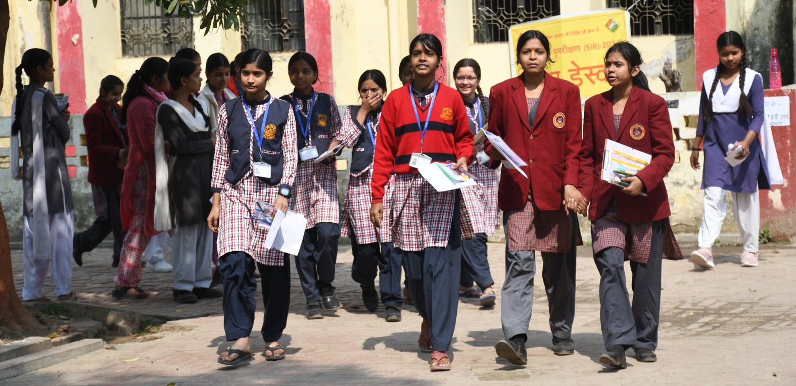 बोर्ड एग्जाम के बाद परीक्षार्थी। बोर्ड एग्जाम के बाद परीक्षार्थी।