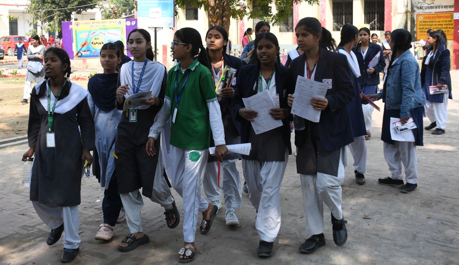बोर्ड एग्जाम के बाद परीक्षार्थी। बोर्ड एग्जाम के बाद परीक्षार्थी।
