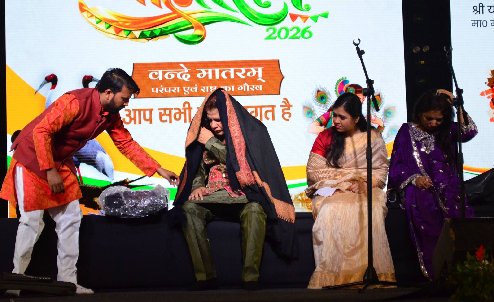 बारिश होने पर ताज महोत्सव में अव्यवस्था बारिश होने पर ताज महोत्सव में अव्यवस्था