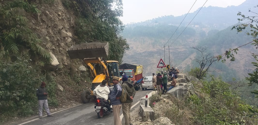 बदरीनाथ हाईवे पर चमोली बाजार के पास ट्रक फंसने से रुकी रोडवेज की बसें। स्रोत: जागरुक पाठक बदरीनाथ हाईवे पर चमोली बाजार के पास ट्रक फंसने से रुकी रोडवेज की बसें। स्रोत: जागरुक पाठक