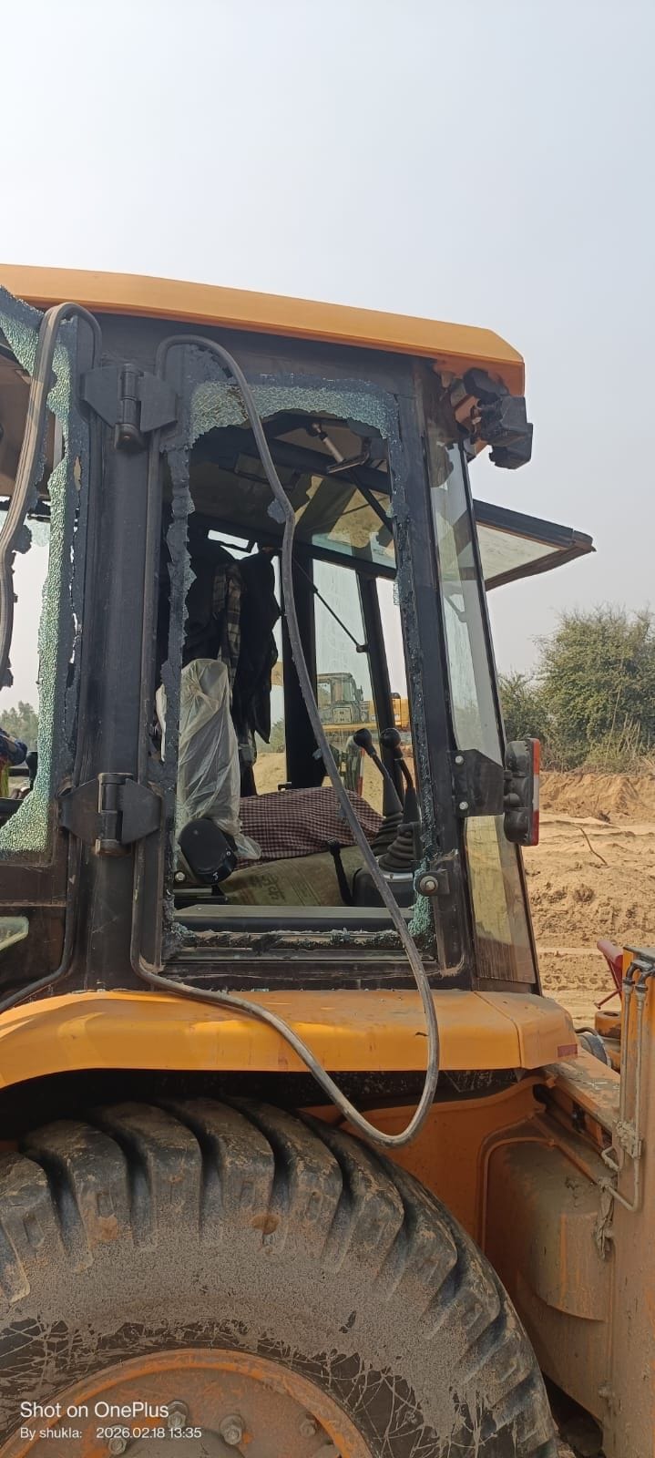 एलडीए टीम से विरोध जताते लोग, पथराव में क्षतिग्रस्त जेसीबी व चोटिल ड्राइवर। एलडीए टीम से विरोध जताते लोग, पथराव में क्षतिग्रस्त जेसीबी व चोटिल ड्राइवर।