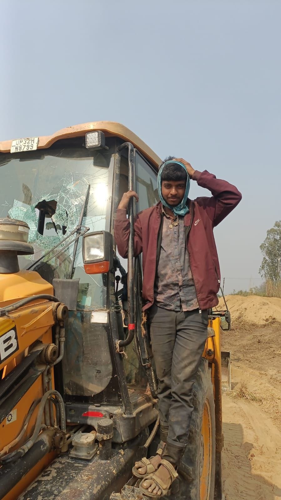 एलडीए टीम से विरोध जताते लोग, पथराव में क्षतिग्रस्त जेसीबी व चोटिल ड्राइवर। एलडीए टीम से विरोध जताते लोग, पथराव में क्षतिग्रस्त जेसीबी व चोटिल ड्राइवर।