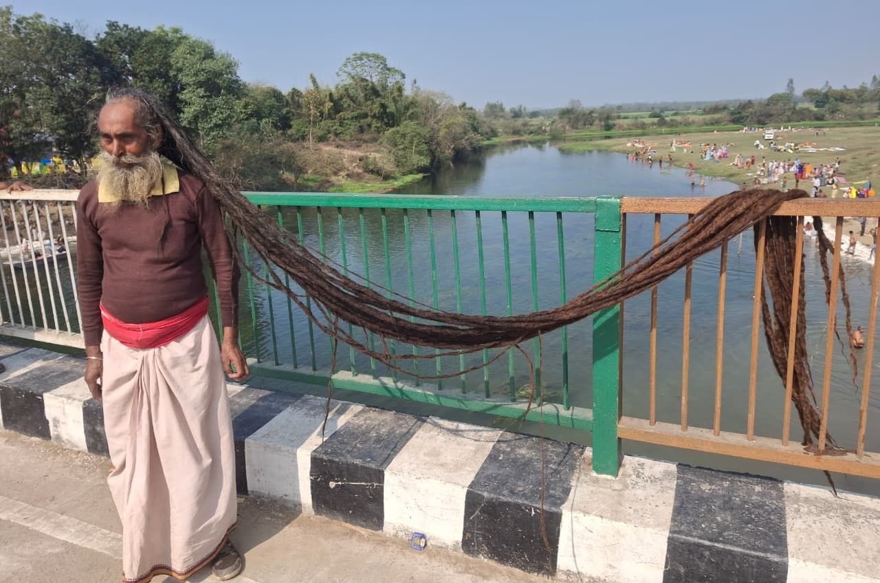 फोटो-01- गोमती घाट भिरिया में गंगा स्नान करते श्रद्धालु। संवाद