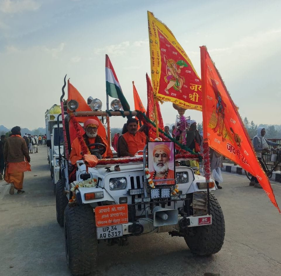 फोटो-01- गोमती घाट भिरिया में गंगा स्नान करते श्रद्धालु। संवाद