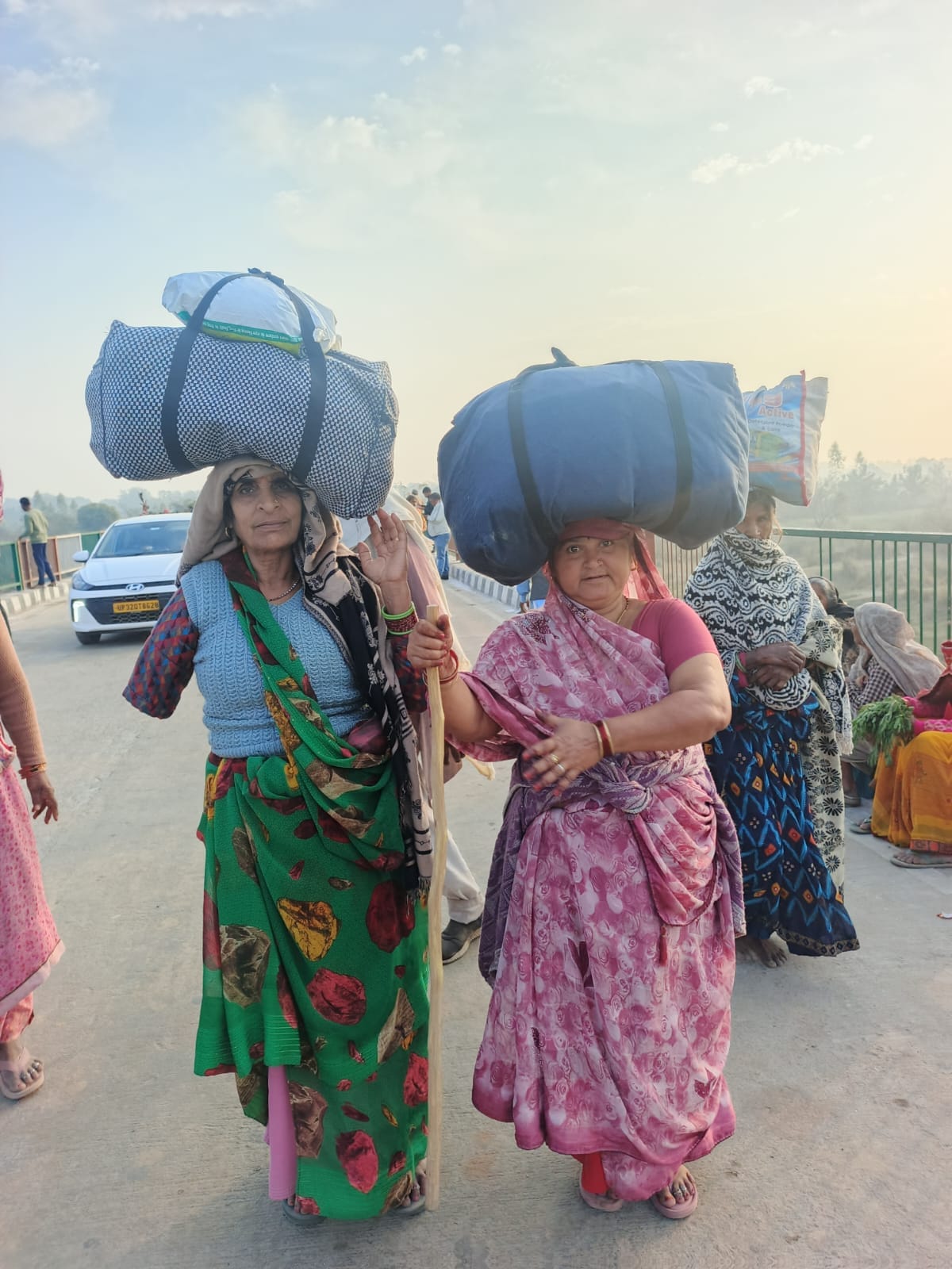 फोटो-01- गोमती घाट भिरिया में गंगा स्नान करते श्रद्धालु। संवाद