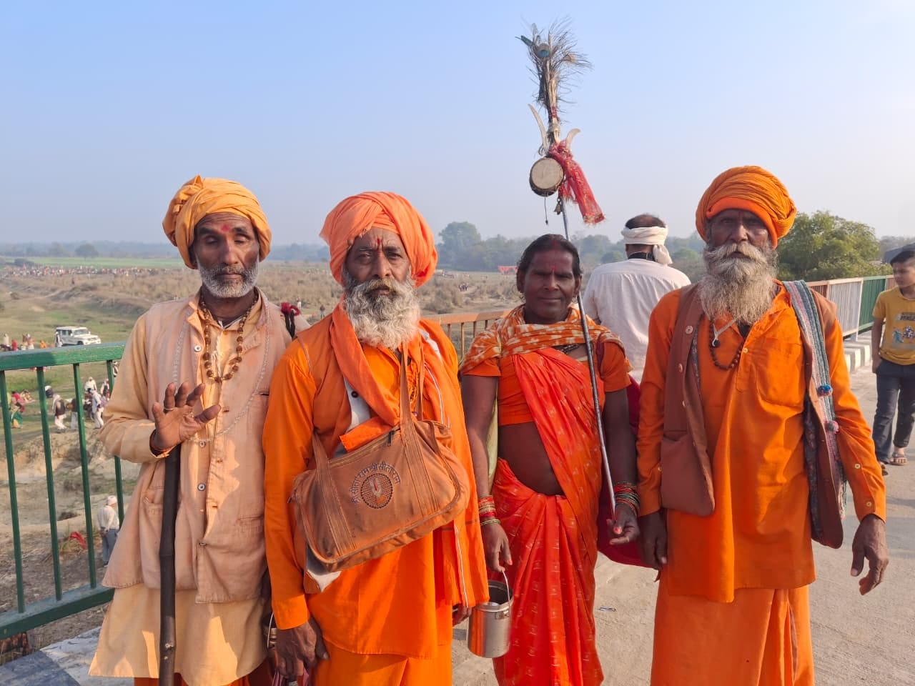 फोटो-01- गोमती घाट भिरिया में गंगा स्नान करते श्रद्धालु। संवाद