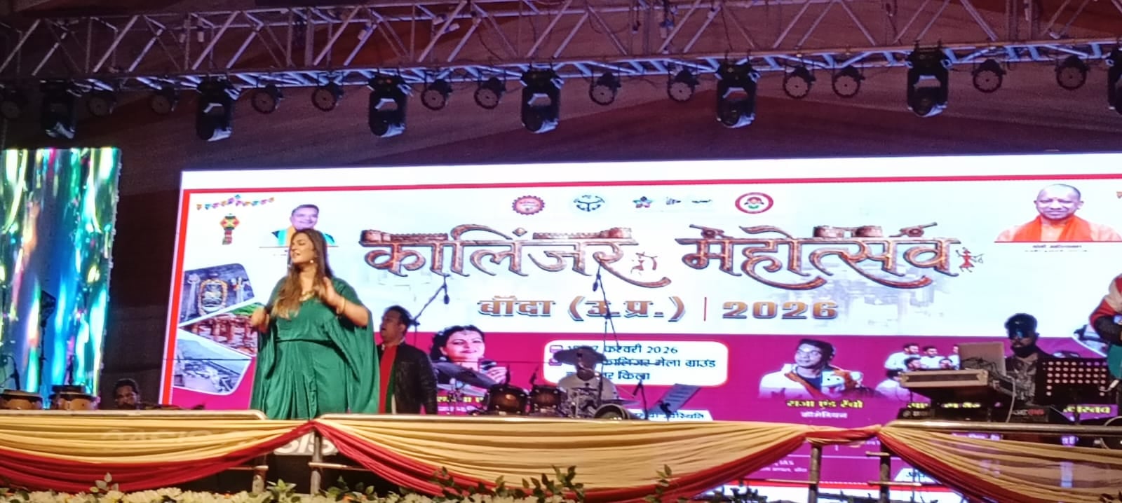 फोटो - 11 मेले के दौरान लगाए गए स्टाल परिसर में प्रवेश करते लोग। संवाद