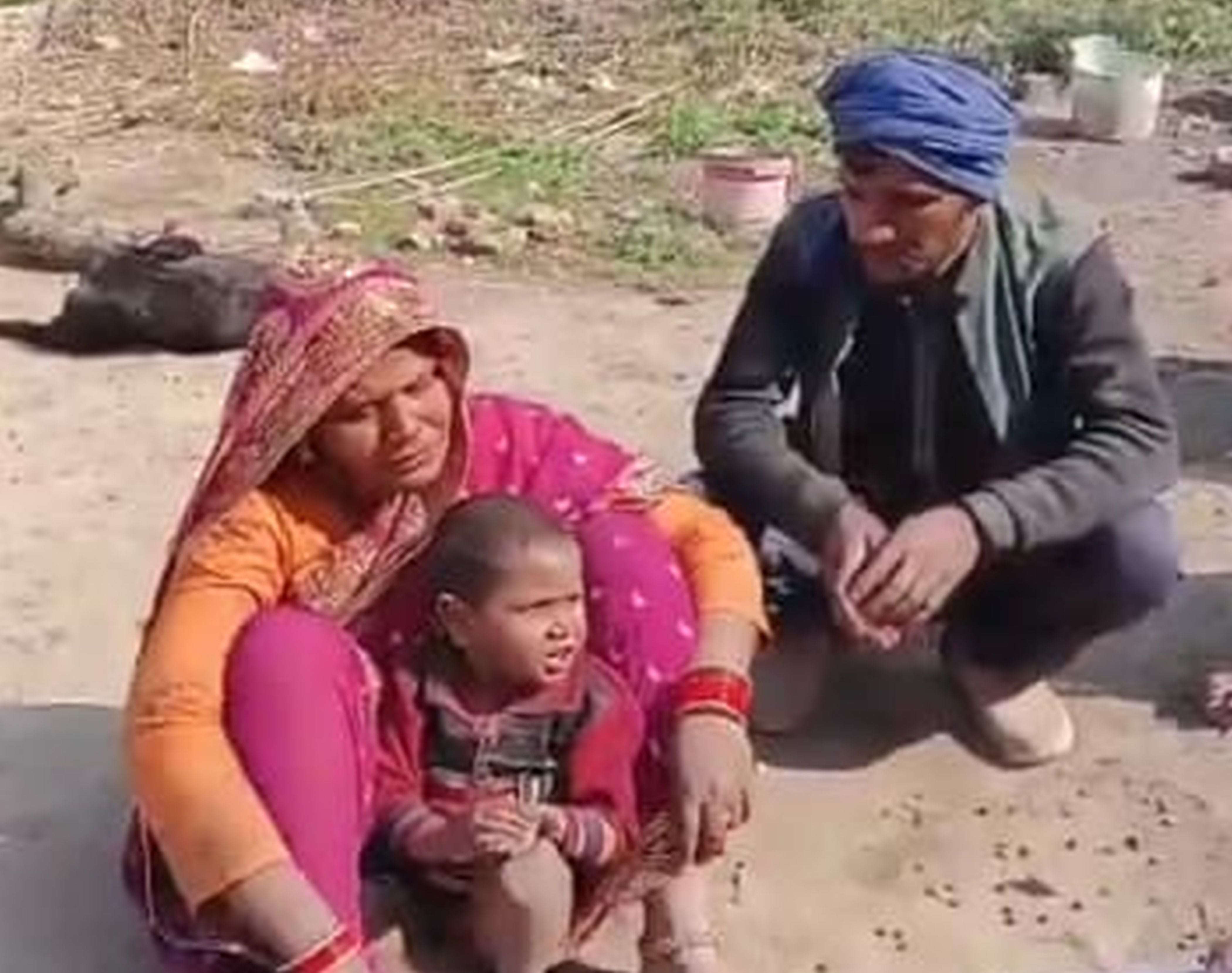 फोटो-14-गमगीन मां व पिता। वीडियो ग्रैब फोटो-14-गमगीन मां व पिता। वीडियो ग्रैब