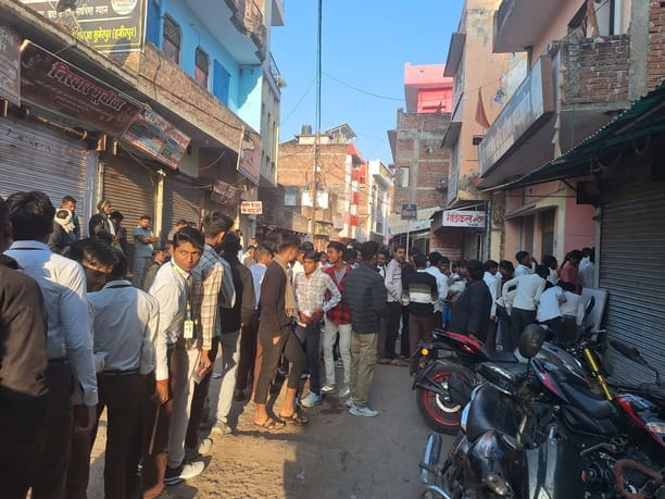 फोटो 18 एचएएमपी- 14 जीआईसी में हाईस्कूल का पेपर छूटने  के बाद केंद्रों के बाहर छात्रों की भीड़।
