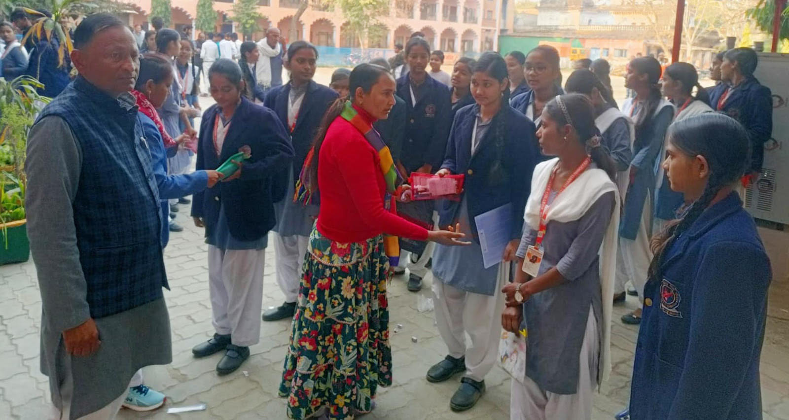 फोटो 18 एचएएमपी- 14 जीआईसी में हाईस्कूल का पेपर छूटने  के बाद केंद्रों के बाहर छात्रों की भीड़।
