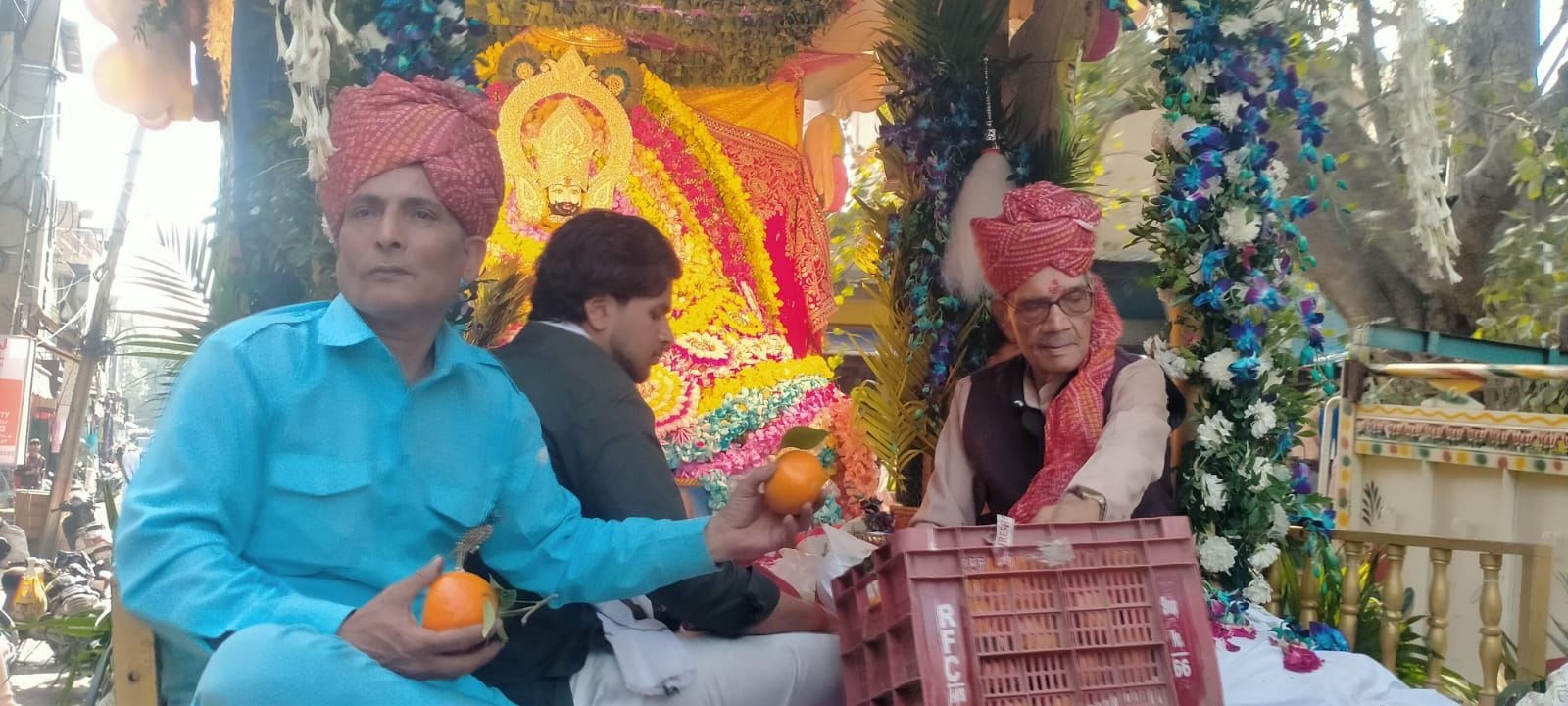 फोटो संख्या:71- शंकर मार्केट से श्री श्याम ध्वजा यात्रा निकालते श्रद्धालु---संवाद