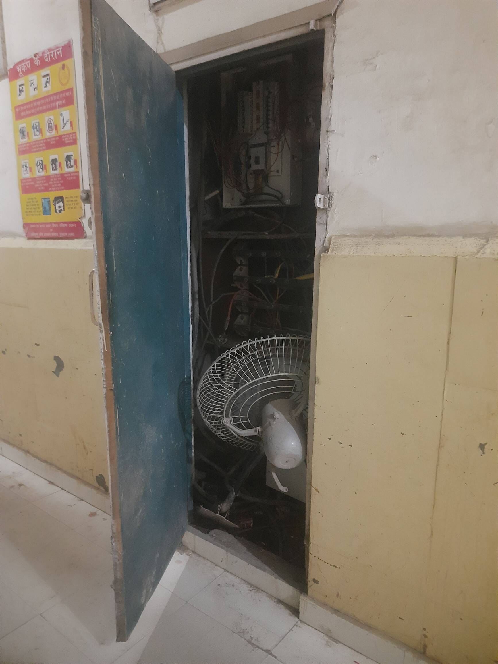 फोटो : सोनीपत के नागरिक अस्पताल में बिजली गुल होने के कारण ईसीजी कक्ष में मोबाइल टॉर्च जलाकर का