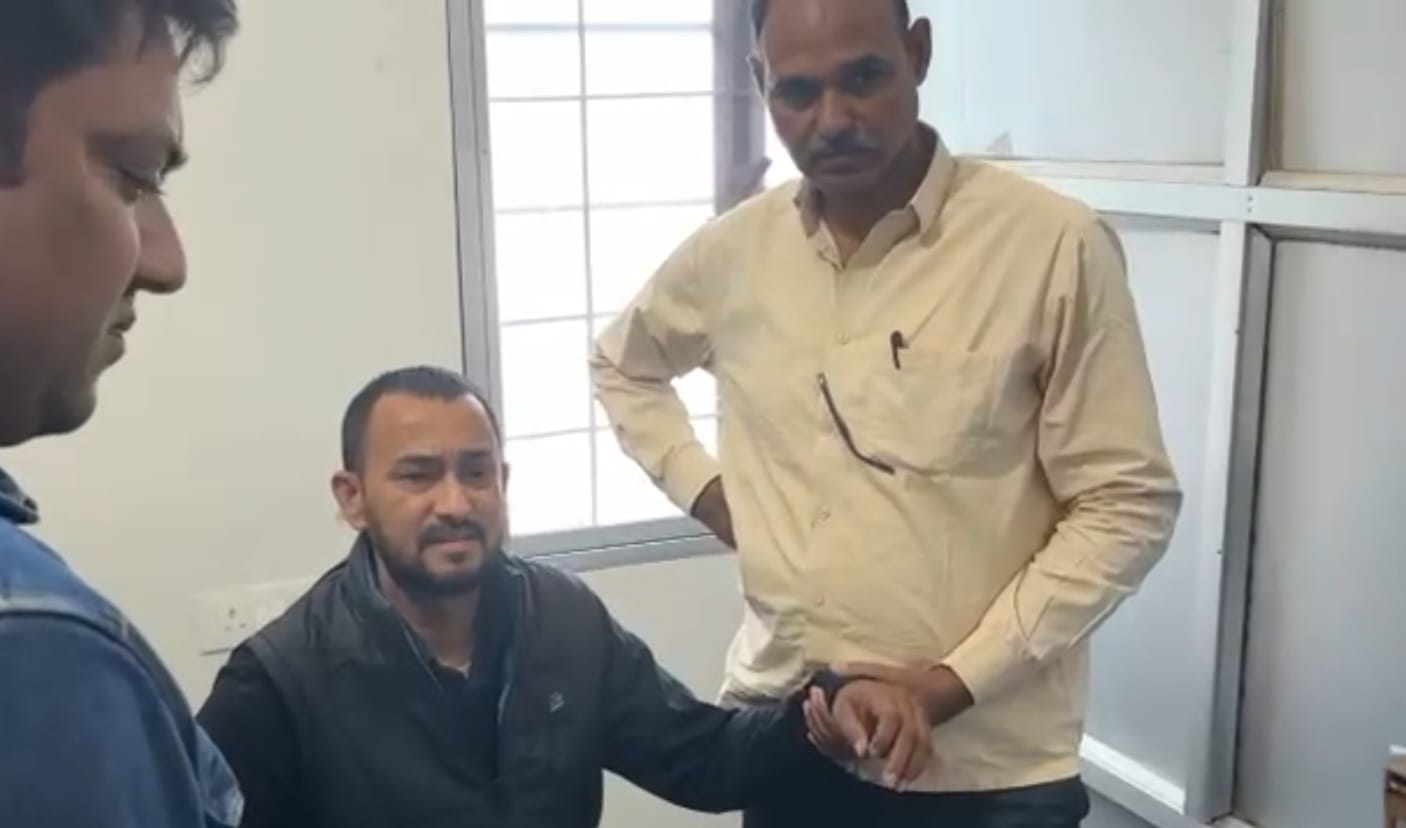 घुस लेते जूनियर इंजीनियर अरेस्ट