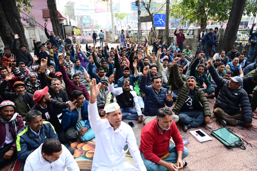 हल्द्वानी में रैली निकालकर  कमिश्नर कैंप  कार्यालय की ओर जाते त्तराखंड जल संस्थान संविदा श्रमिक