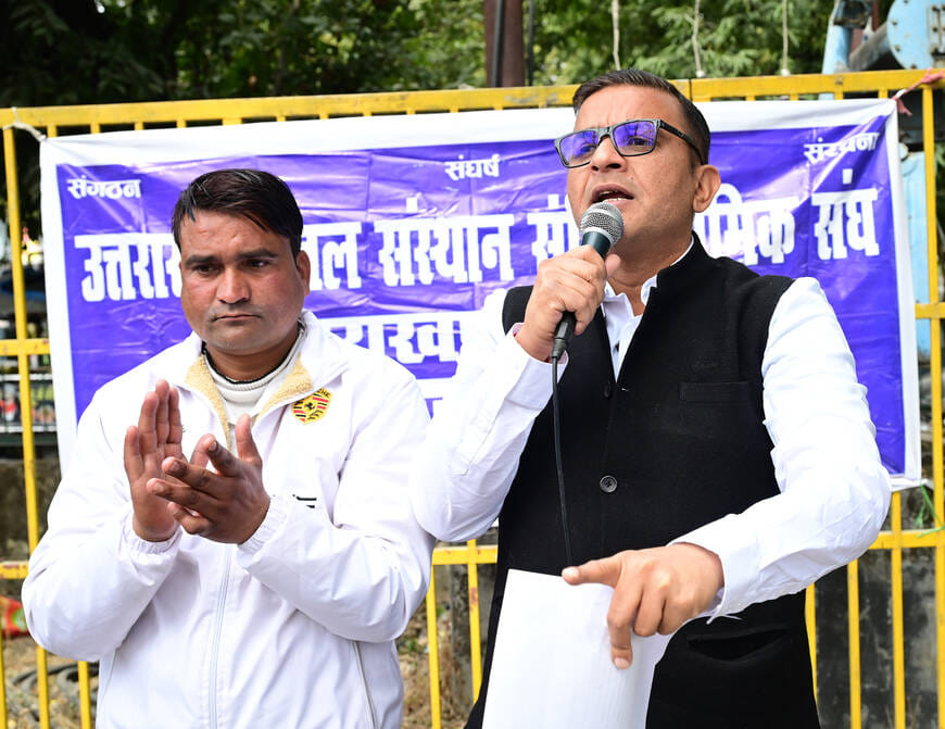 हल्द्वानी में रैली निकालकर  कमिश्नर कैंप  कार्यालय की ओर जाते त्तराखंड जल संस्थान संविदा श्रमिक