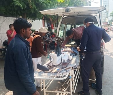 जांच के लिए मरीज को लेकर जाते लोग।