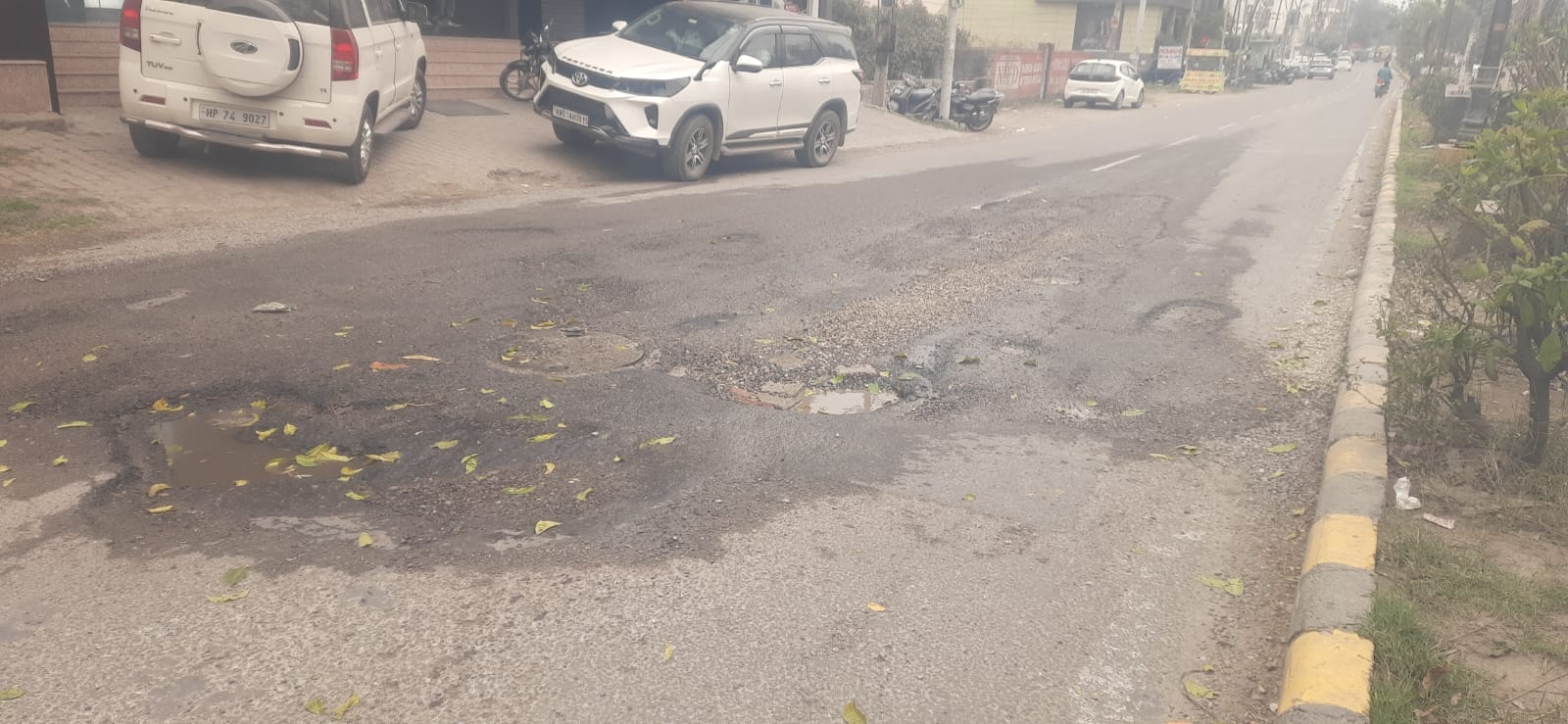 जगाधरी रोड पर टूटा डिवाइडर। संवाद जगाधरी रोड पर टूटा डिवाइडर। संवाद