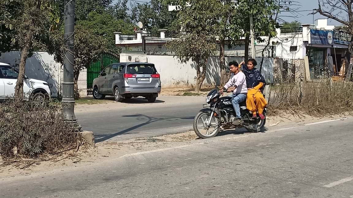 जगाधरी रोड पर टूटा डिवाइडर। संवाद जगाधरी रोड पर टूटा डिवाइडर। संवाद