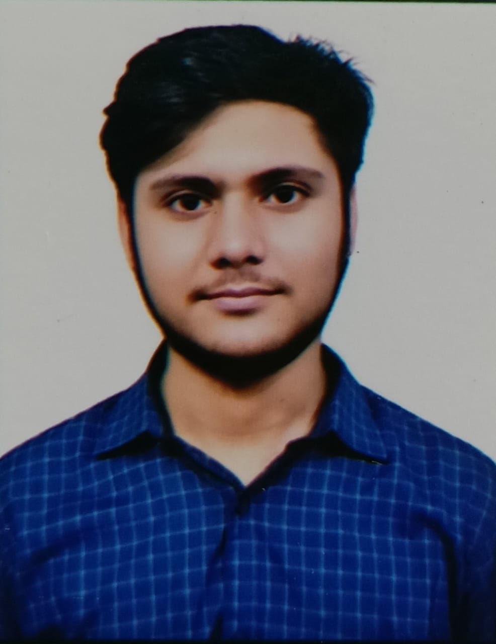 जेईई मेन के उत्तीर्ण छात्रों और उनके अभिभावकों का सम्मान करते शिक्षक। संवाद