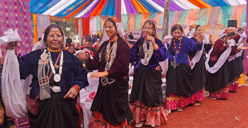 जनजाति समागम में स्वागत गीत की प्रस्तुति देतीं ग्राम पंचायत बिरही की युवतियां। संवाद