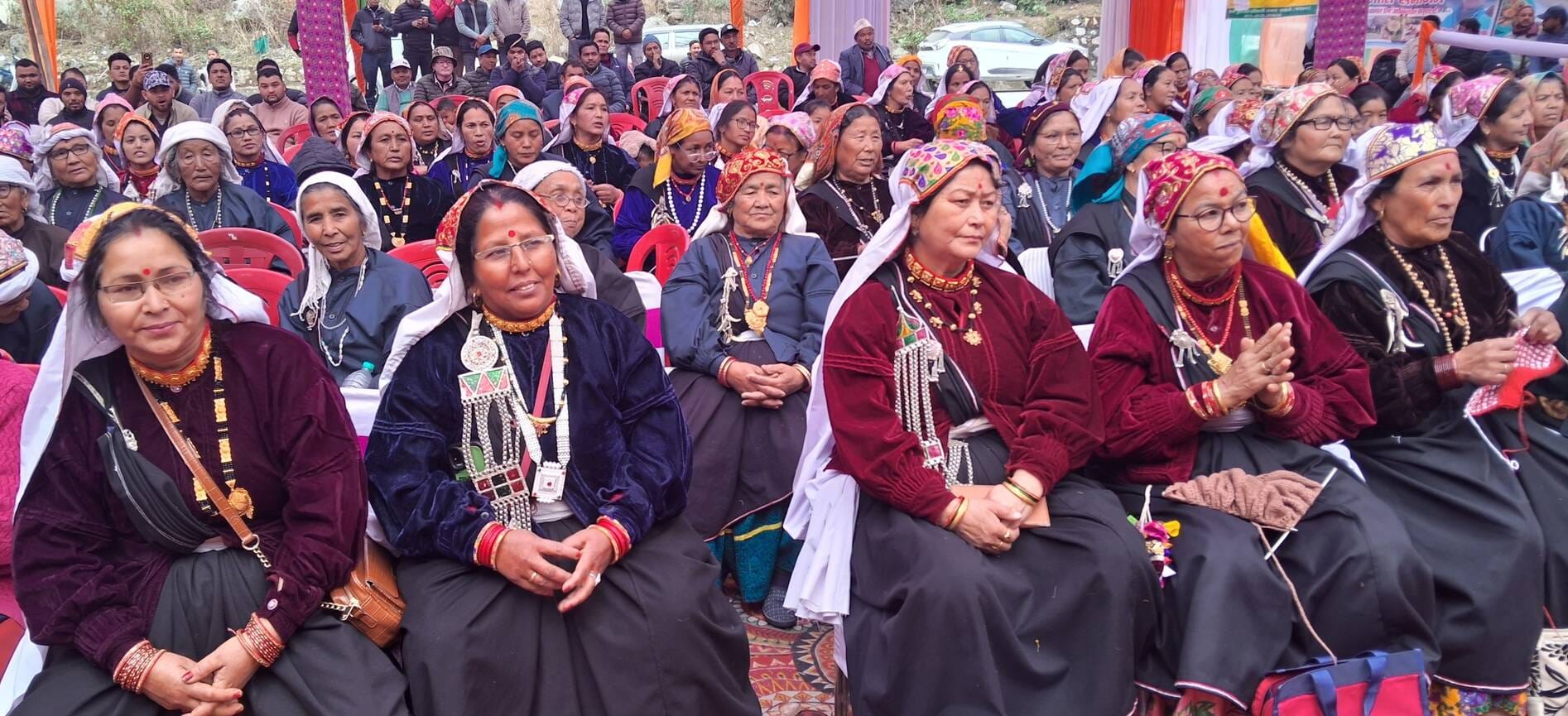जनजाति समागम में स्वागत गीत की प्रस्तुति देतीं ग्राम पंचायत बिरही की युवतियां। संवाद