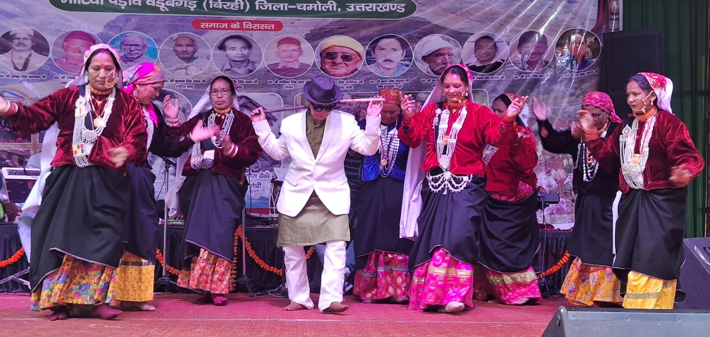 जनजाति समागम में स्वागत गीत की प्रस्तुति देतीं ग्राम पंचायत बिरही की युवतियां। संवाद