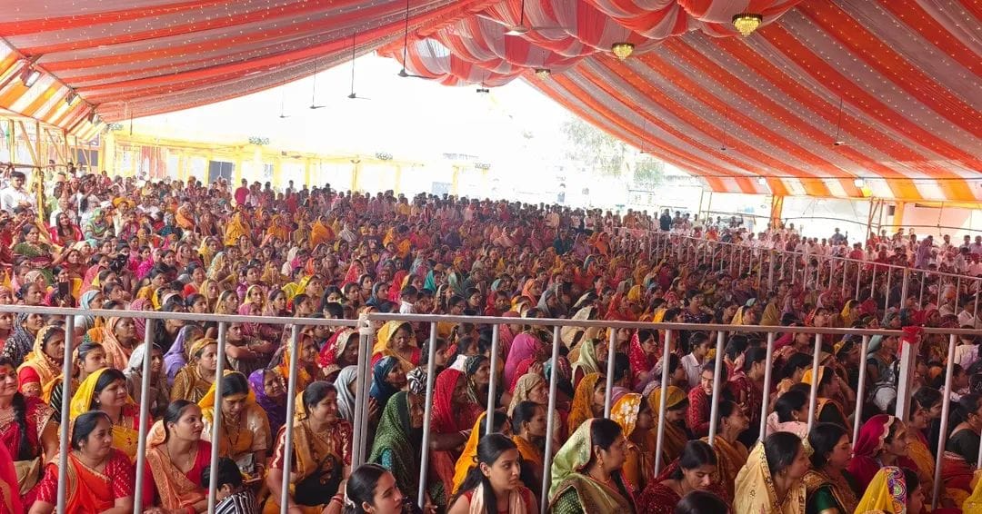 जयसमंद के गातोडजी मंदिर में पूर्व मुख्यमंत्री वसुंधरा राजे का स्वागत करते हुए ।