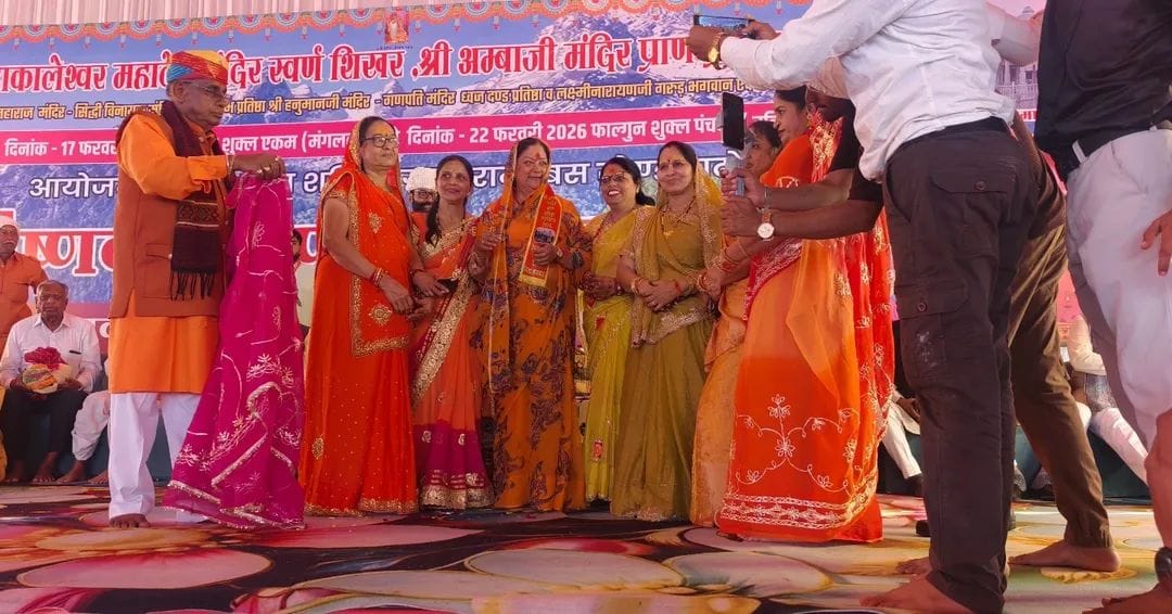 जयसमंद के गातोडजी मंदिर में पूर्व मुख्यमंत्री वसुंधरा राजे का स्वागत करते हुए ।