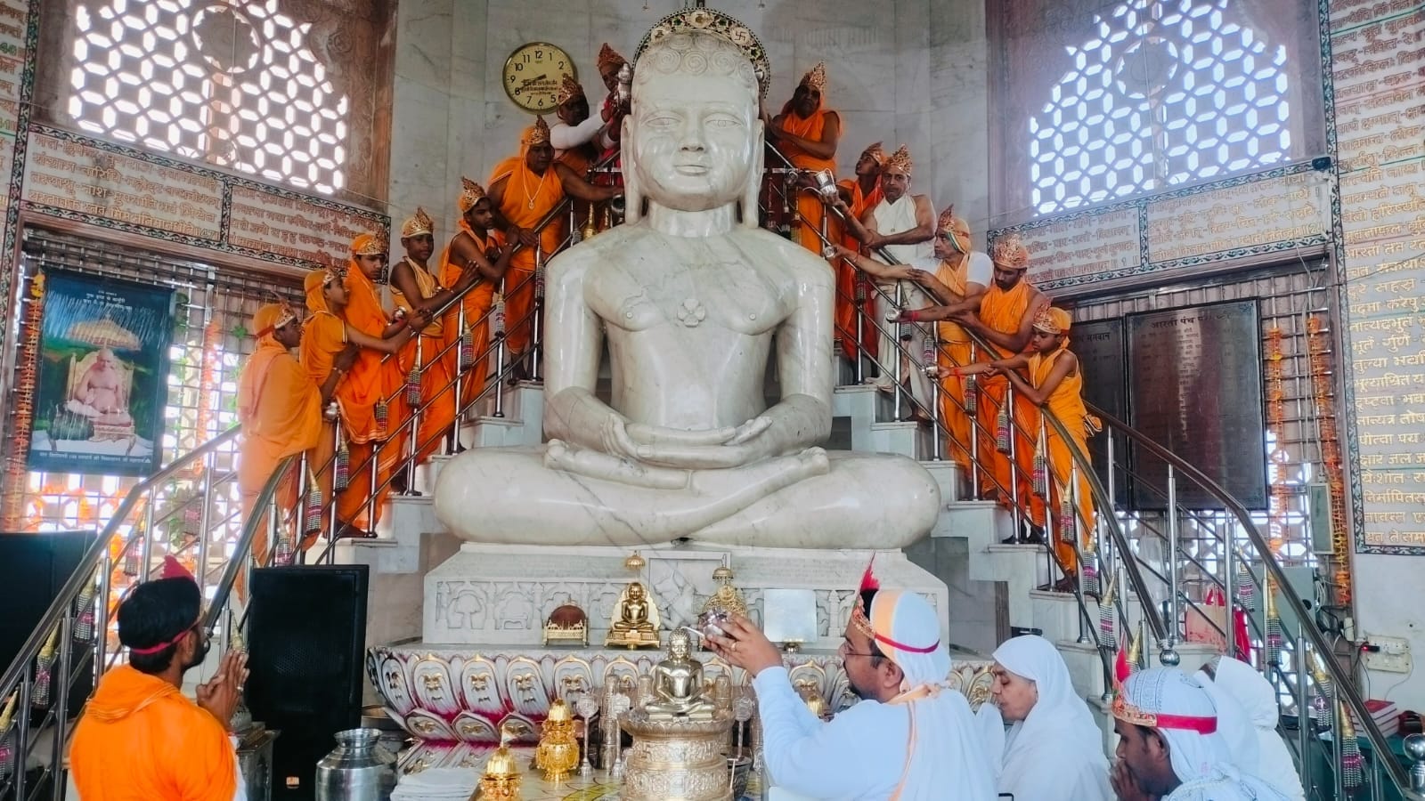 कैलाश पर्वत मंदिर पर पूजा अर्चना करते श्रद्धालु स्रोत संवाद