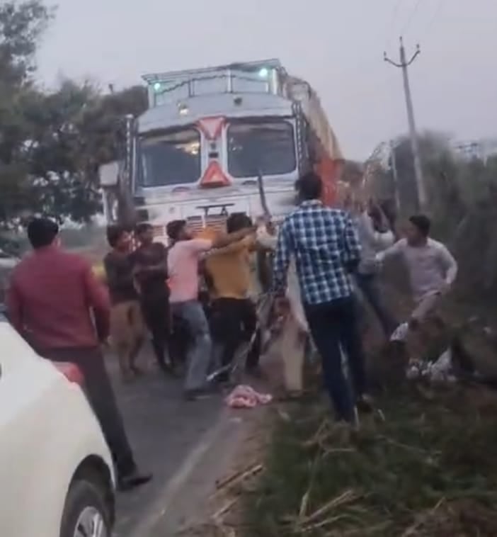 कार में ट्रक की साइड लगने पर मारपीट कर घायल किए गए कार सवार सीएचसी में इलाज के लिए भर्ती। (मवान कार में ट्रक की साइड लगने पर मारपीट कर घायल किए गए कार सवार सीएचसी में इलाज के लिए भर्ती। (मवान