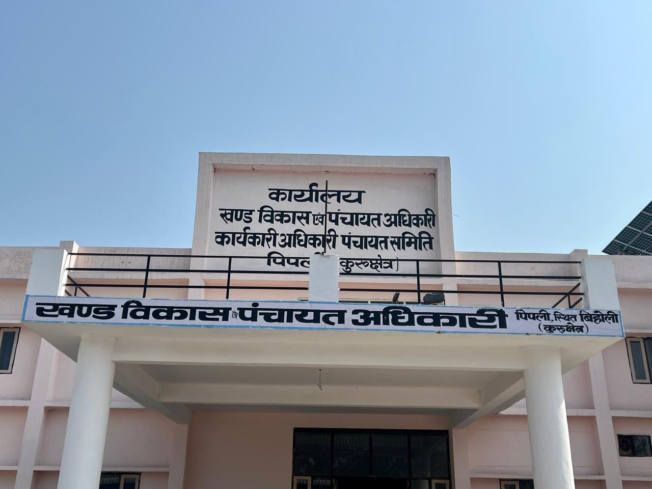 कुरुक्षेत्र। खस्ताहाल बिहोली-ईशरगढ़ रोड से गुजरते वाहन। संवाद