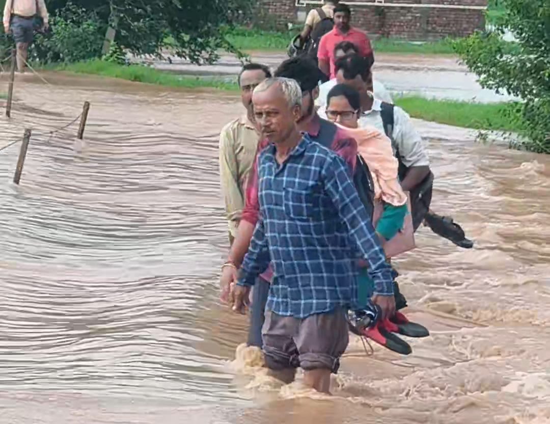 कुरुक्षेत्र।  मारकंडा दरिया से जलमग्र हुए गांव कठवा की 2025 की तस्वीर।आकाईव