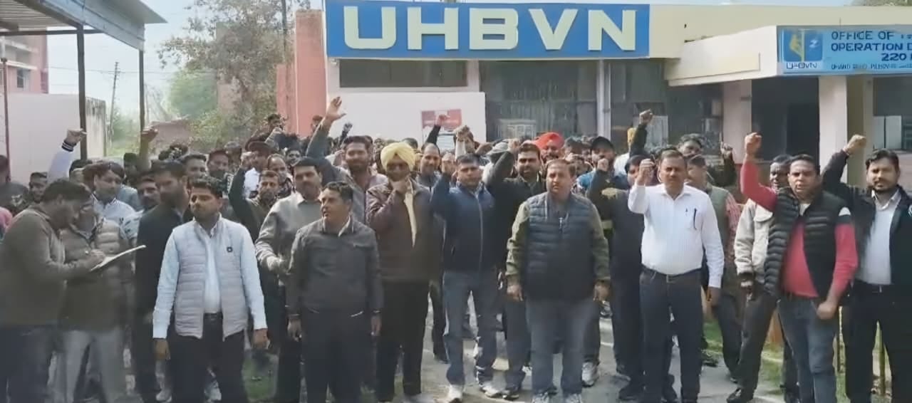 कुरुक्षेत्र। सरकार के खिलाफ नारेबाजी करते बिजली निगम के डीसी रेट कर्मचारी। विज्ञप्ति