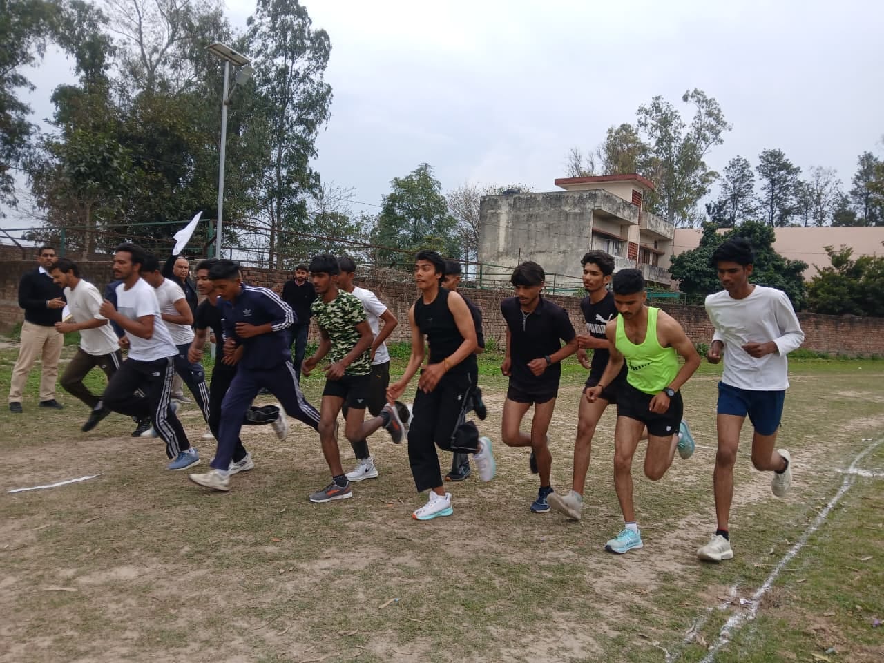 लाडवा। दौड़ प्रतियोगिता में दमखम दिखाते खिलाड़ी। स्वयं लाडवा। दौड़ प्रतियोगिता में दमखम दिखाते खिलाड़ी। स्वयं