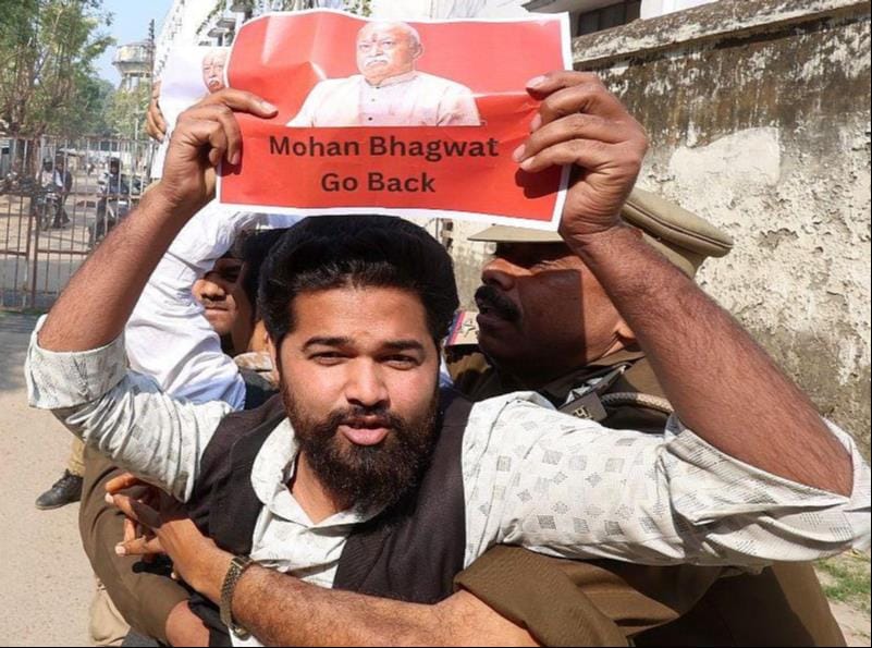 लखनऊ विश्वविद्यालय में प्रदर्शन करते छात्र। 