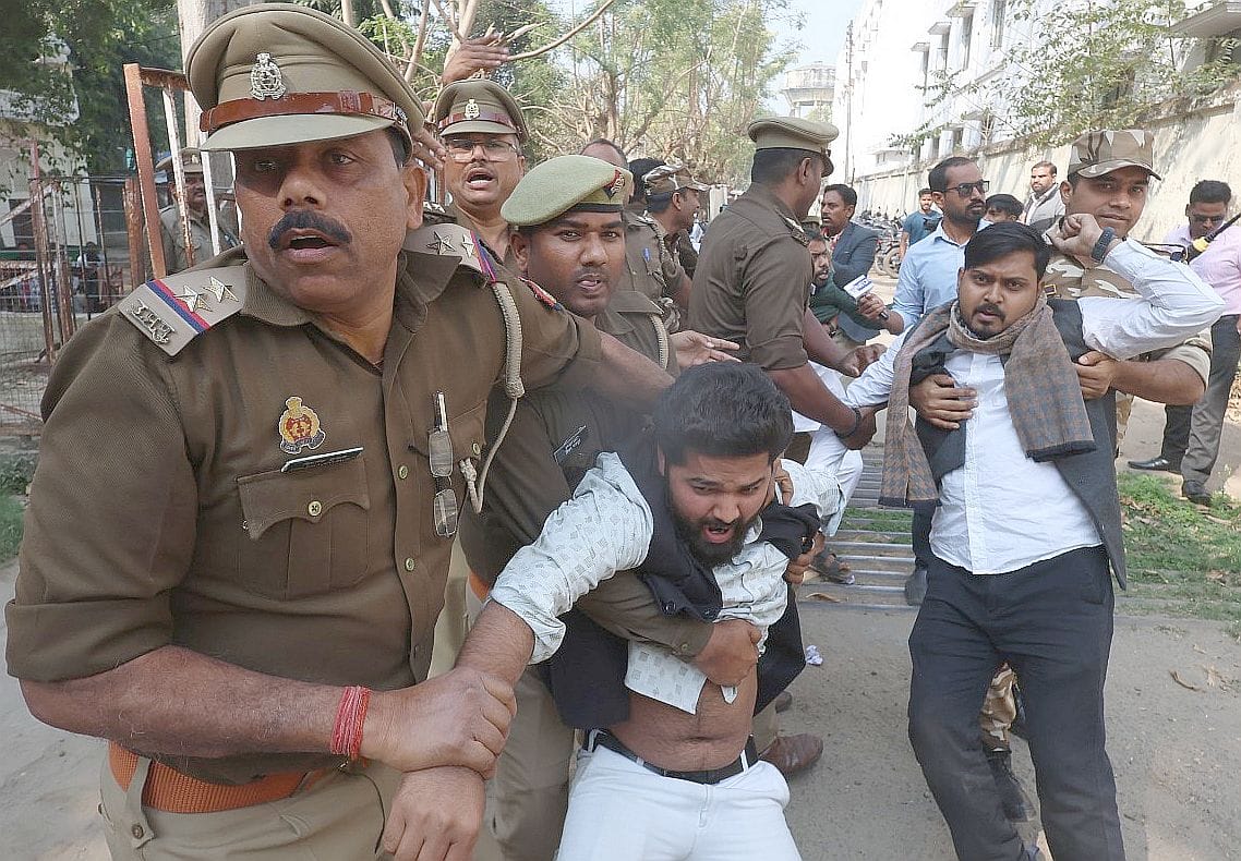 लखनऊ विश्वविद्यालय में प्रदर्शन करते छात्र। 