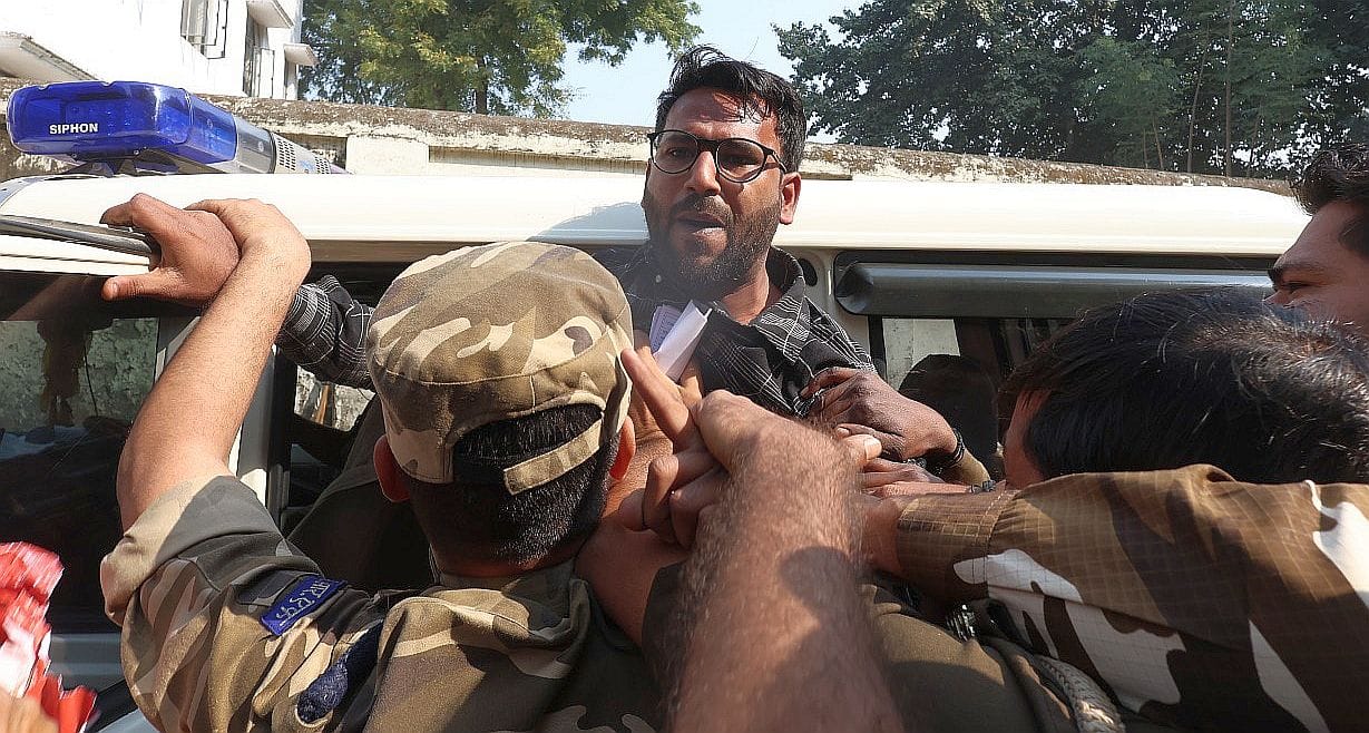 लखनऊ विश्वविद्यालय में प्रदर्शन करते छात्र। 