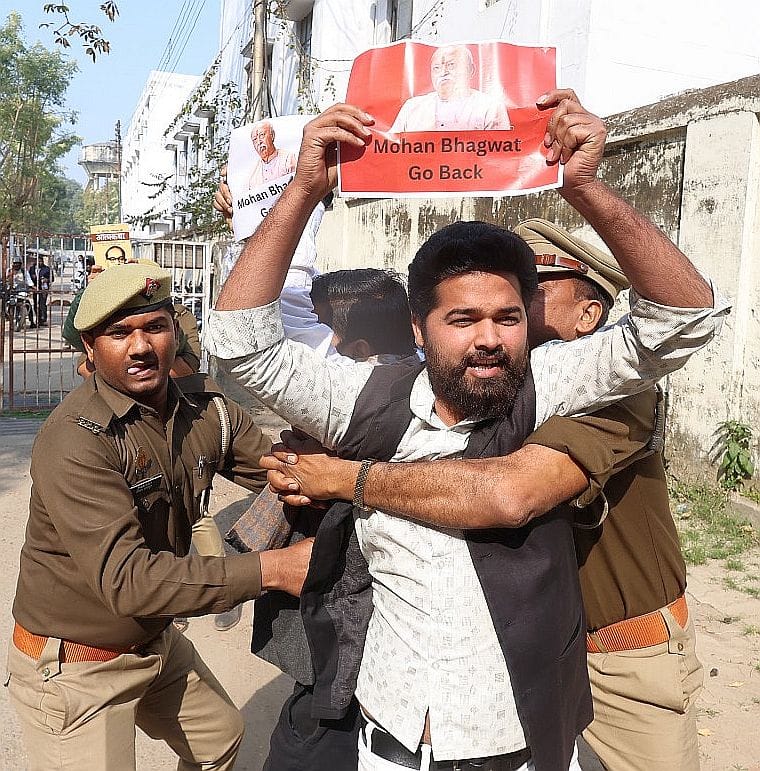 लखनऊ विश्वविद्यालय में प्रदर्शन करते छात्र। 