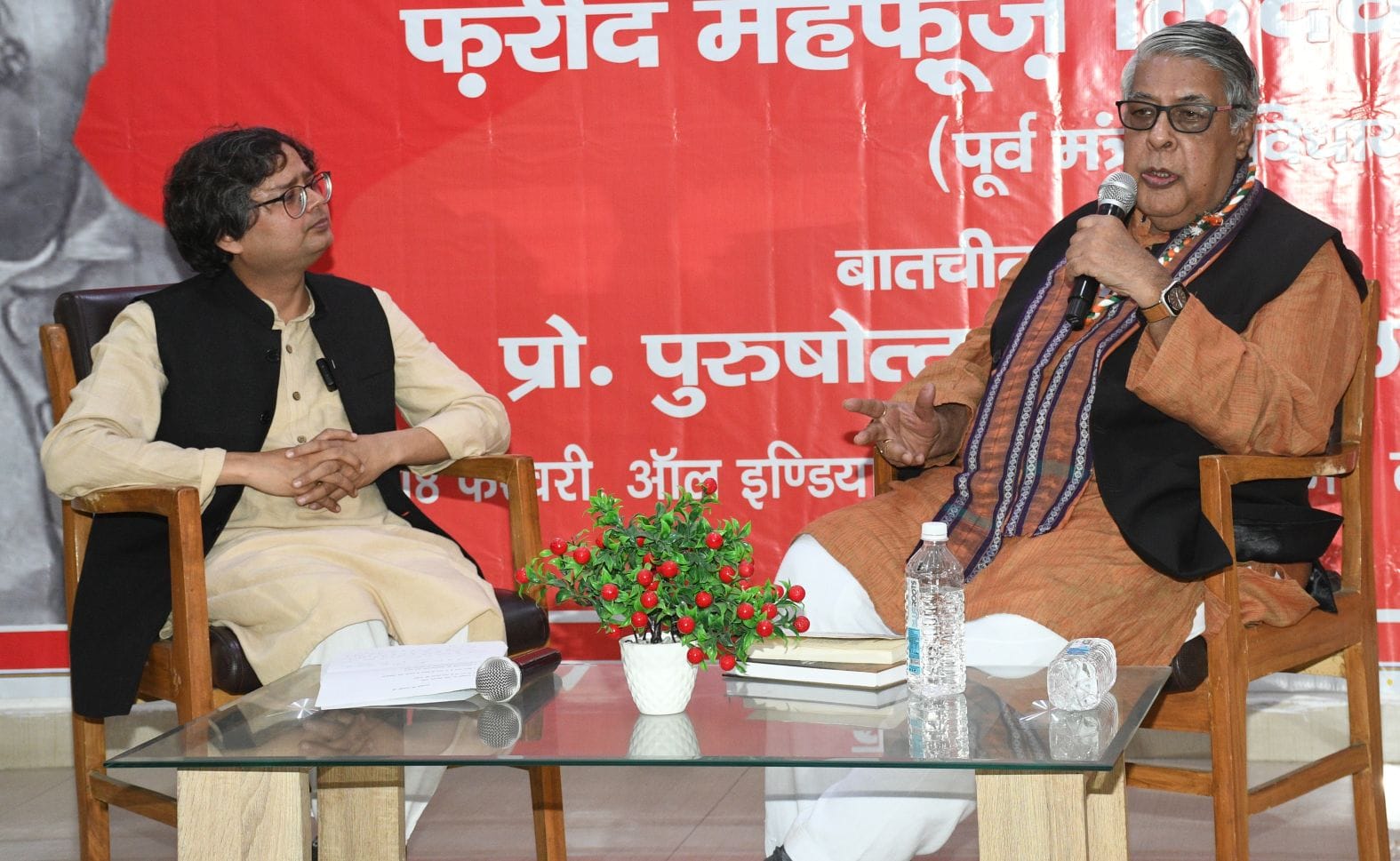 ऑल इंडिया कैफी आजमी एकेडमी में हुए कार्यक्रम में शामिल अतिथि।