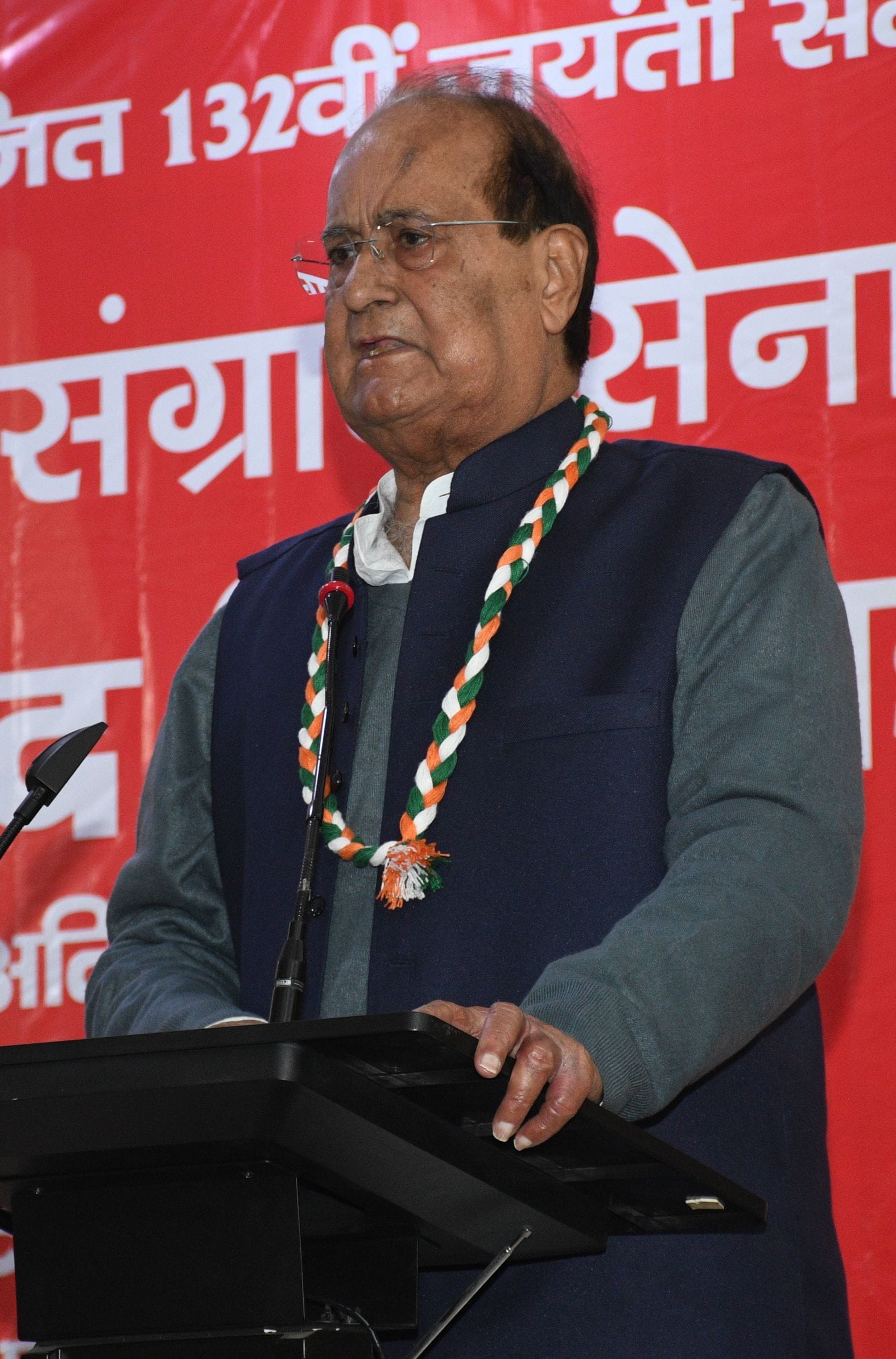 ऑल इंडिया कैफी आजमी एकेडमी में हुए कार्यक्रम में शामिल अतिथि।