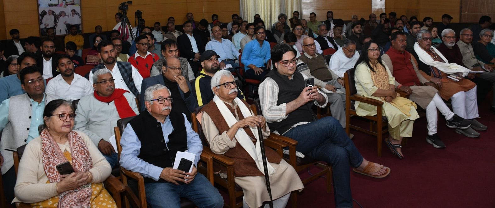 ऑल इंडिया कैफी आजमी एकेडमी में हुए कार्यक्रम में शामिल अतिथि।