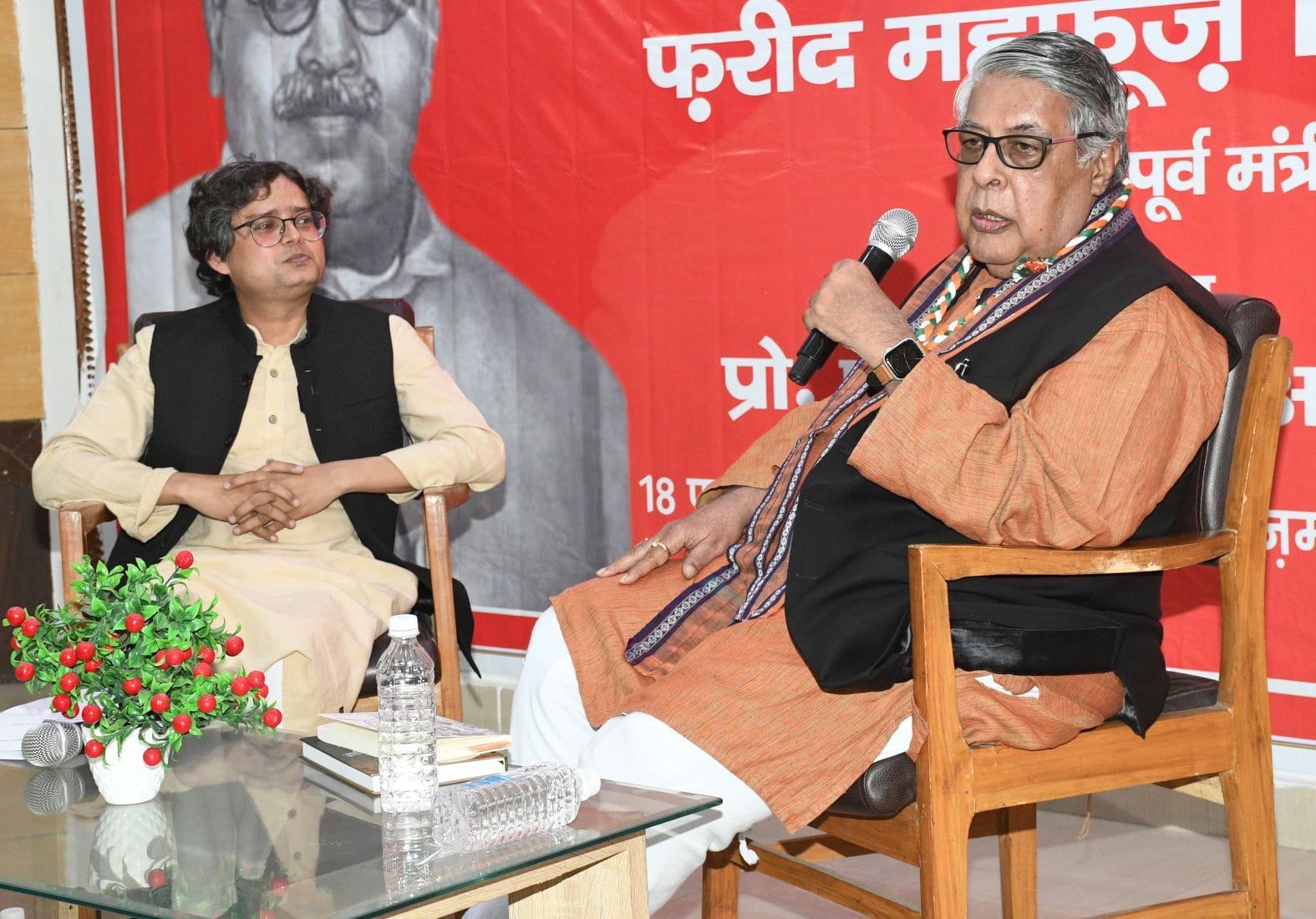 ऑल इंडिया कैफी आजमी एकेडमी में हुए कार्यक्रम में शामिल अतिथि।