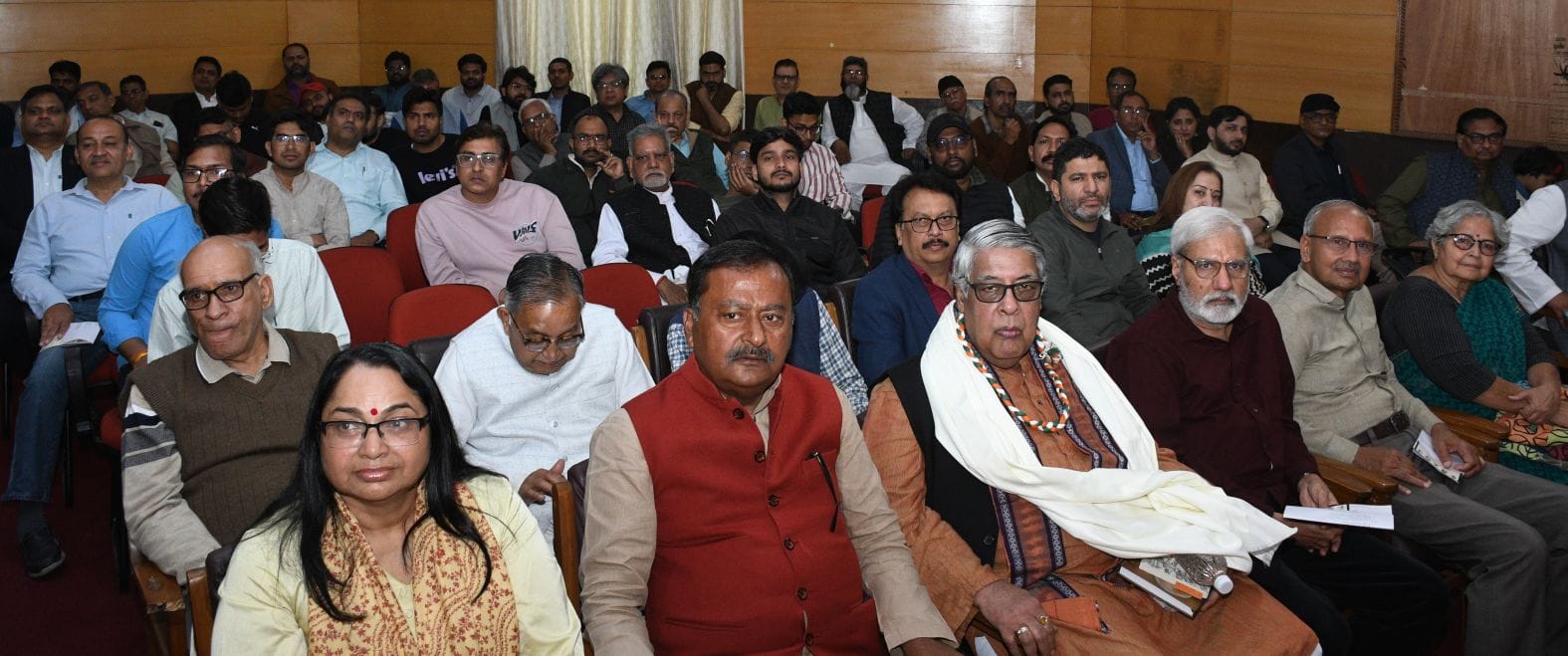 ऑल इंडिया कैफी आजमी एकेडमी में हुए कार्यक्रम में शामिल अतिथि।