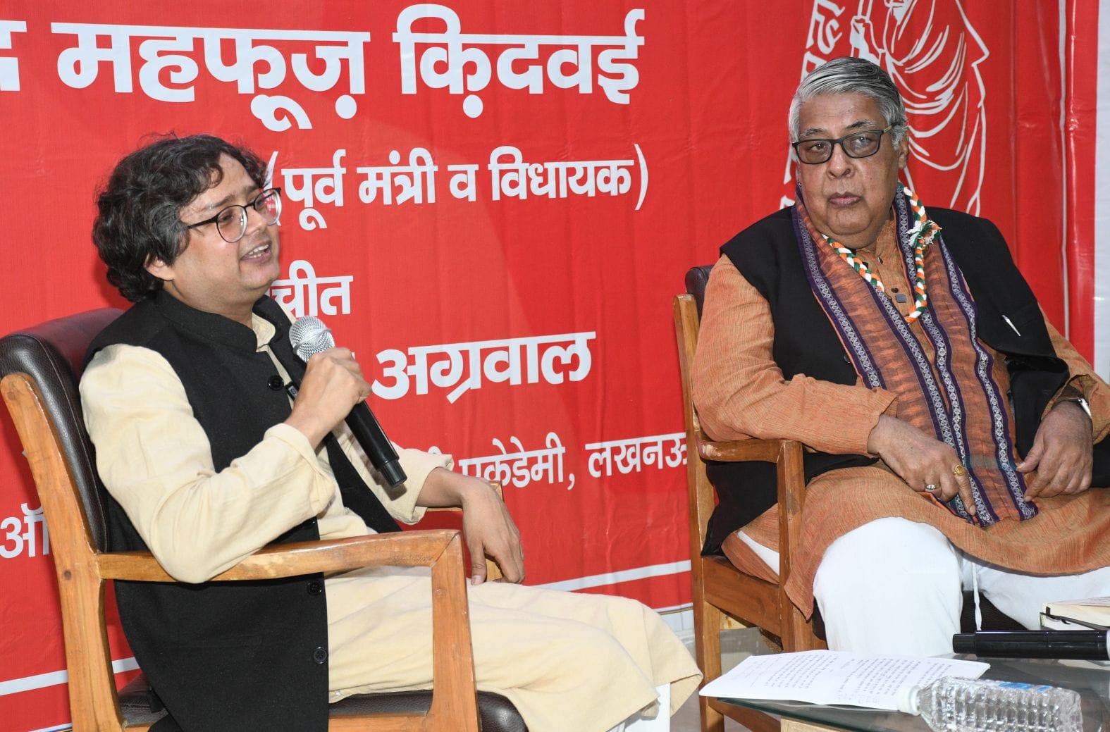 ऑल इंडिया कैफी आजमी एकेडमी में हुए कार्यक्रम में शामिल अतिथि।