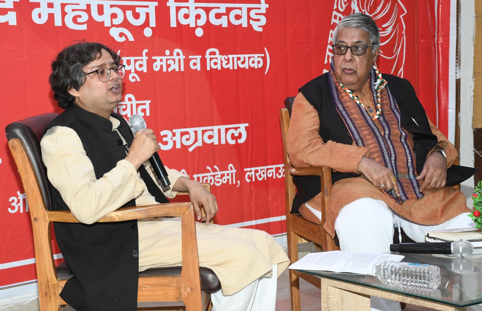 ऑल इंडिया कैफी आजमी एकेडमी में हुए कार्यक्रम में शामिल अतिथि।