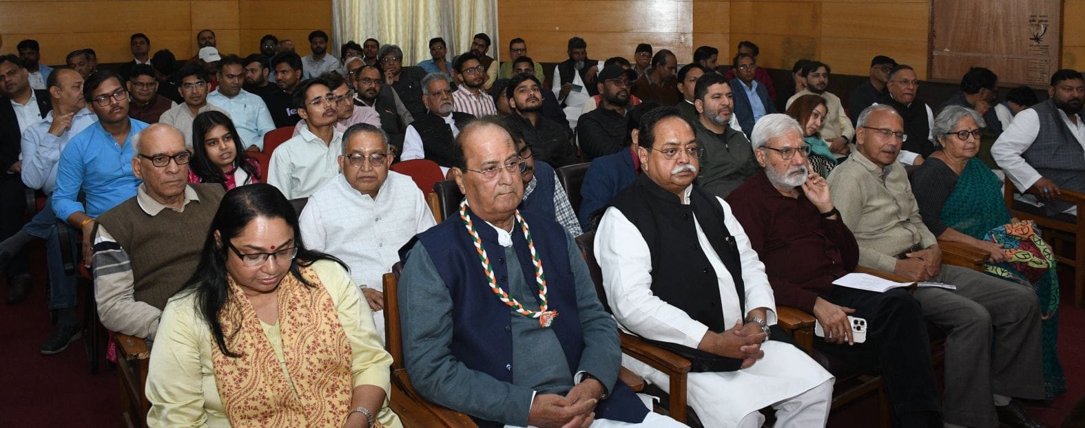 ऑल इंडिया कैफी आजमी एकेडमी में हुए कार्यक्रम में शामिल अतिथि।