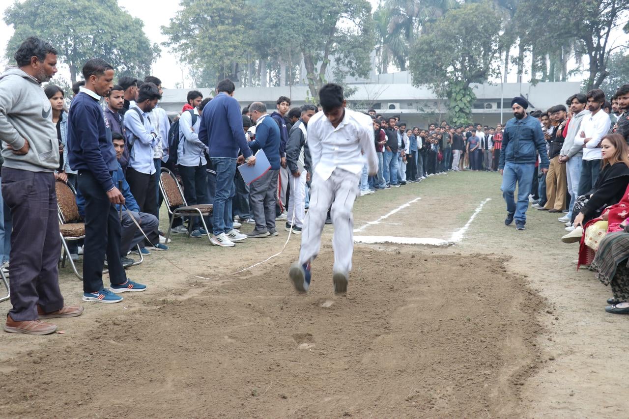 पॉलिटेक्निक दामला में आयोजित खेलकूद प्रतियोगिता में हिस्सा लेते खिलाड़ी। संस्थान पॉलिटेक्निक दामला में आयोजित खेलकूद प्रतियोगिता में हिस्सा लेते खिलाड़ी। संस्थान